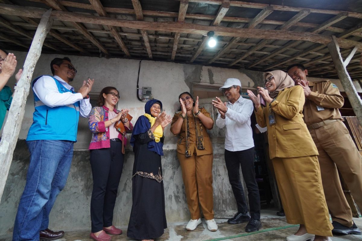 PT PLN (Persero) terus menunjukkan komitmennya dalam menghadirkan akses energi yang merata dan berkeadilan bagi seluruh masyarakat sampai ke pelosok negeri.