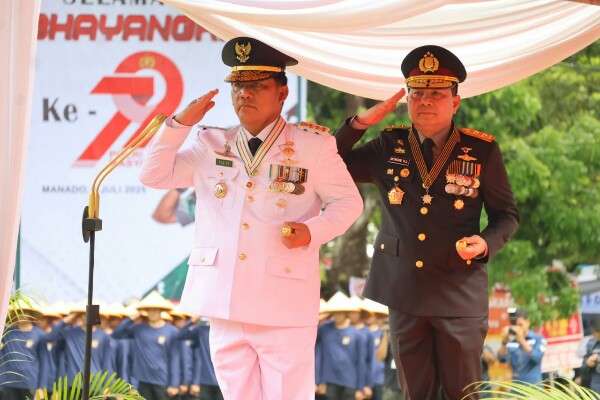 Polda Sulawesi Utara (Sulut) menggelar upacara peringatan Hari Bhayangkara ke-79 tahun 2025, di lapangan Kantor Gubernur Sulut, Jalan 17 Agustus Kota Manado, pada Sabtu (1/7) pagi.