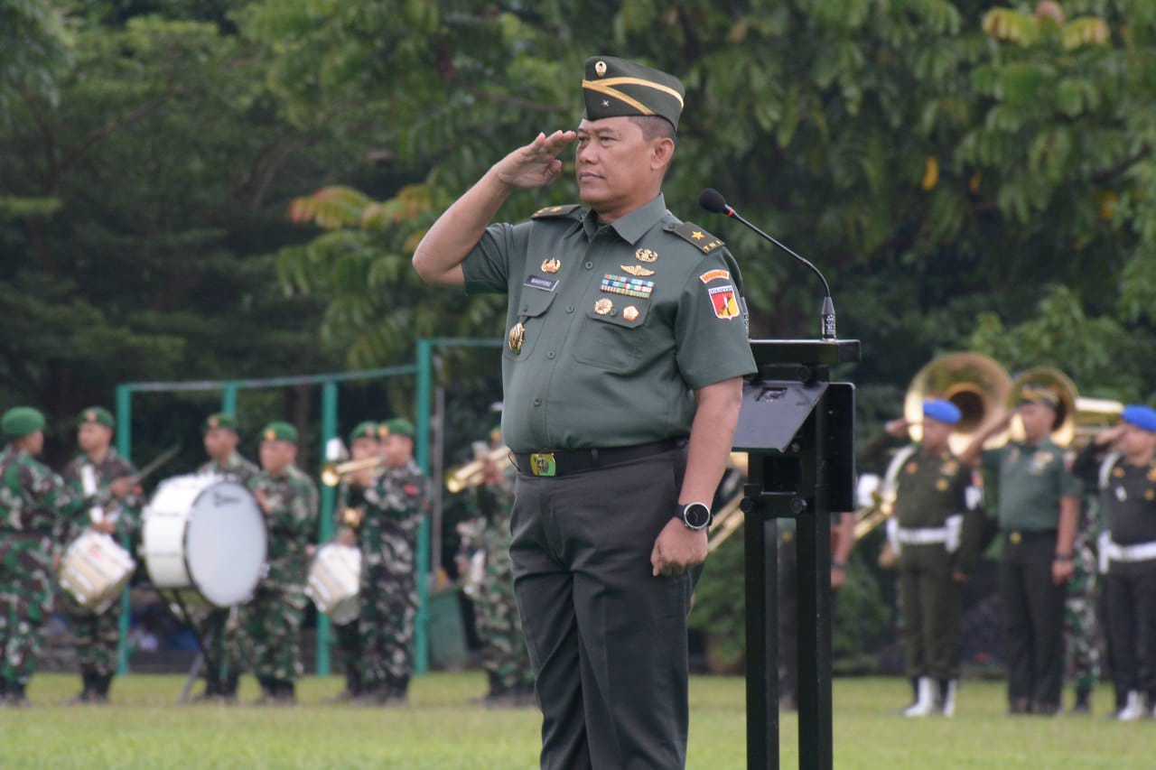 Kapoksahli Pangdam XIII/Merdeka, Brigjen TNI Wakhyono, bertindak selaku Inspektur Upacara (Irup) dalam pelaksanaan upacara bendera 17-an yang digelar di Lapangan Makodam XIII/Merdeka, Manado, Sulawesi Utara, Kamis 17 Juli 2025.