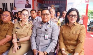 Kepala Kantor Wilayah Kementerian Hukum (Kemenkum) Sulawesi Utara, Kurniaman Telaumbanua, didampingi Kepala Divisi Pelayanan Hukum Marsono, mengikuti secara virtual peresmian 80.000 Koperasi Desa/Kelurahan Merah Putih (KDMP) dari lokasi KDMP Kembes, pada Senin, 21 Juli 2025.