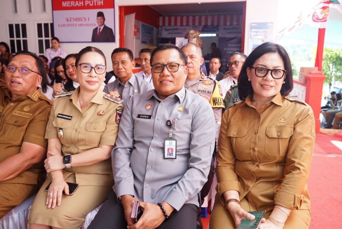 Kepala Kantor Wilayah Kementerian Hukum (Kemenkum) Sulawesi Utara, Kurniaman Telaumbanua, didampingi Kepala Divisi Pelayanan Hukum Marsono, mengikuti secara virtual peresmian 80.000 Koperasi Desa/Kelurahan Merah Putih (KDMP) dari lokasi KDMP Kembes, pada Senin, 21 Juli 2025.