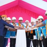 Manager PLN UP2K Sulteng, Rahmatan, Manager PLN UP3 Palu, Ansar, bersama Gubernur Sulawesi Tengah Dr. H. Anwar Hafid, M.Si dan Wakil Gubernur dr. Reny A. Lamadjido, Bupati Sigi, Mohammad Rizal Intjenae, S.Sos, M.Si, besama jajaran Forkopimda dalam Kegiatan Peresmian Listrik Desa Olu, Kecamatan Lindu, Kabupaten Sigi, Sulawesi Tengah pada Jumat (8/7)