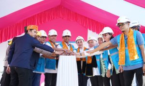 Manager PLN UP2K Sulteng, Rahmatan, Manager PLN UP3 Palu, Ansar, bersama Gubernur Sulawesi Tengah Dr. H. Anwar Hafid, M.Si dan Wakil Gubernur dr. Reny A. Lamadjido, Bupati Sigi, Mohammad Rizal Intjenae, S.Sos, M.Si, besama jajaran Forkopimda dalam Kegiatan Peresmian Listrik Desa Olu, Kecamatan Lindu, Kabupaten Sigi, Sulawesi Tengah pada Jumat (8/7)