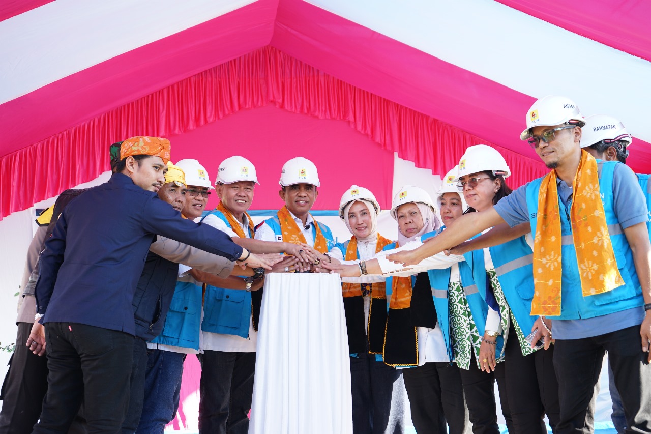 Manager PLN UP2K Sulteng, Rahmatan, Manager PLN UP3 Palu, Ansar, bersama Gubernur Sulawesi Tengah Dr. H. Anwar Hafid, M.Si dan Wakil Gubernur dr. Reny A. Lamadjido, Bupati Sigi, Mohammad Rizal Intjenae, S.Sos, M.Si, besama jajaran Forkopimda dalam Kegiatan Peresmian Listrik Desa Olu, Kecamatan Lindu, Kabupaten Sigi, Sulawesi Tengah pada Jumat (8/7)