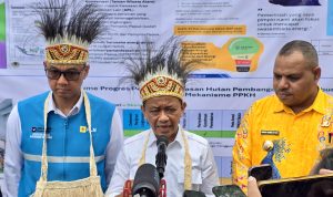 Menteri ESDM, Bahlil Lahadalia (tengah) didampingi Direktur Utama PLN, Darmawan Prasodjo (kiri) dan Bupati Supiori, Heronimus Mansoben (kanan) saat sesi doorstop dengan media di sela kunjungan kerjanya di Kabupaten Supiori, Papua, Jumat (25/7).