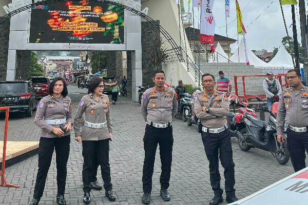 Dirlantas Polda Sulut Kombes Pol Indra Kurniawan Mangunsong melakukan pengecekan jalur,menjelang Tournament of Flower (TOF) yang menjadi rangkaian Tomohon