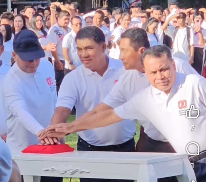 Gubernur Sulut, Mayjen TNI (Purn) Yulius Selvanus Komaling, SE, memimpin langsung apel tersebut