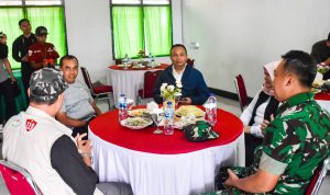 Pangdam XIII/Merdeka Mayjen TNI Suhardi bersama Danrem 132/Tadulako Brigjen TNI Deni Gunawan singgah di Koramil 1307-05/Ratolindo, Ampana, Kabupaten Tojo Una-Una, dalam rangkaian perjalanan menuju Luwuk, Banggai, Sabtu (23/8).