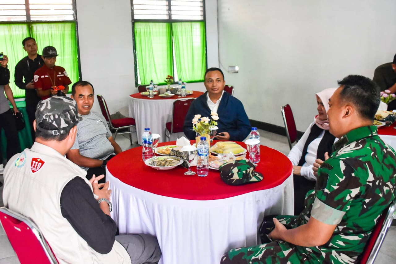 Pangdam XIII/Merdeka Mayjen TNI Suhardi bersama Danrem 132/Tadulako Brigjen TNI Deni Gunawan singgah di Koramil 1307-05/Ratolindo, Ampana, Kabupaten Tojo Una-Una, dalam rangkaian perjalanan menuju Luwuk, Banggai, Sabtu (23/8).