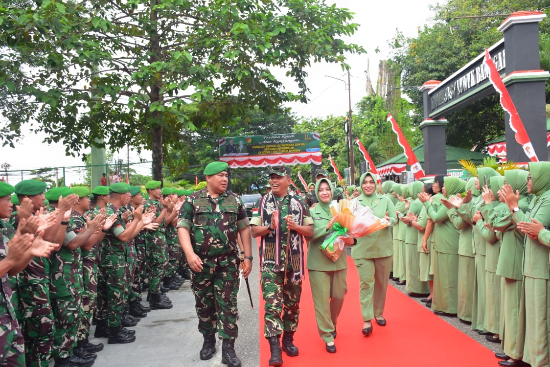 Pangdam XIII/Merdeka Mayjen TNI Suhardi menegaskan pentingnya peran Babinsa sebagai garda terdepan TNI AD dalam melayani masyarakat.