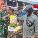 Kodim 1304/Gorontalo bersama jajaran Koramil menyalurkan 25 ton beras program Stabilisasi Pasokan dan Harga Pangan (SPHP) dari Bulog kepada masyarakat.