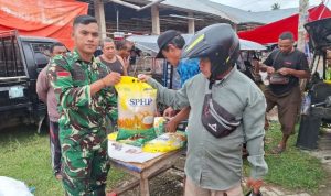 Kodim 1304/Gorontalo bersama jajaran Koramil menyalurkan 25 ton beras program Stabilisasi Pasokan dan Harga Pangan (SPHP) dari Bulog kepada masyarakat.