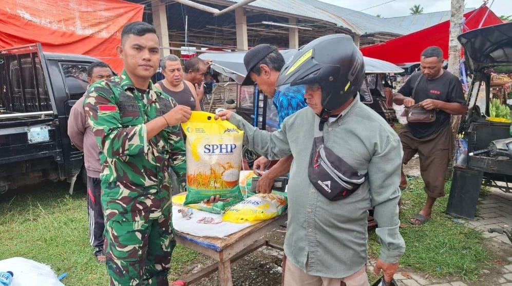 Kodim 1304/Gorontalo bersama jajaran Koramil menyalurkan 25 ton beras program Stabilisasi Pasokan dan Harga Pangan (SPHP) dari Bulog kepada masyarakat.