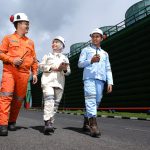 Petugas PLN Indonesia Power tengah memastikan keandalan Pembangkit Listrik Tenaga Panas Bumi (PLTP) Kamojang berkapasitas 140 megawatt (MW). PLTP Kamojang ini menjadi salah satu pembangkit PLN yang berkontribusi dalam layanan Renewable Energy Certificate (REC)