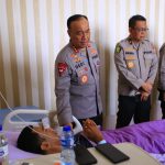 Wakapolri Komjen Pol Dedi Prasetyo melakukan kunjungan ke Rumah Sakit Bhayangkara Tingkat I Pusdokkes Polri untuk meninjau kondisi pasien korban demonstrasi yang berlangsung di Gedung DPR/MPR beberapa waktu lalu.