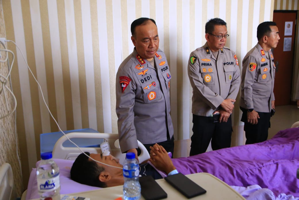 Wakapolri Komjen Pol Dedi Prasetyo melakukan kunjungan ke Rumah Sakit Bhayangkara Tingkat I Pusdokkes Polri untuk meninjau kondisi pasien korban demonstrasi yang berlangsung di Gedung DPR/MPR beberapa waktu lalu.