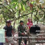 Babinsa Koramil 03/Kulawi, Sertu Febrian Stevano, bersama Tim Pelaksana Kegiatan (TPK) dan masyarakat Desa Oo Parese, Kecamatan Kulawi Selatan, melaksanakan gotong royong pengecoran jalan rabat beton menuju kantong produksi Tomata Indah, Selasa (26/8/2025).