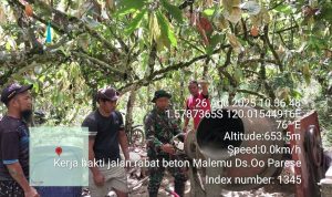 Babinsa Koramil 03/Kulawi, Sertu Febrian Stevano, bersama Tim Pelaksana Kegiatan (TPK) dan masyarakat Desa Oo Parese, Kecamatan Kulawi Selatan, melaksanakan gotong royong pengecoran jalan rabat beton menuju kantong produksi Tomata Indah, Selasa (26/8/2025).