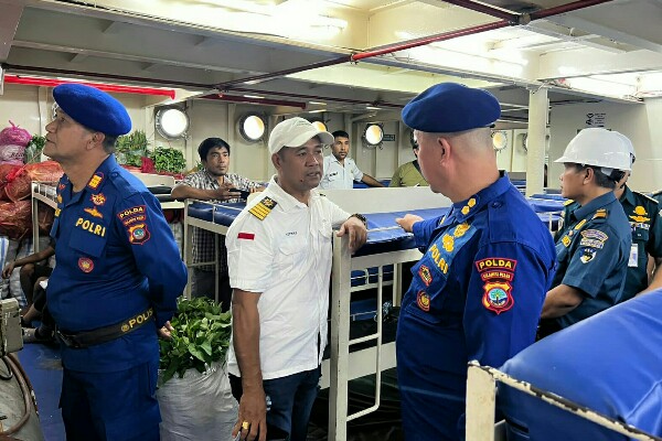 Ditpolairud Polda Sulawesi Utara (Sulut) bersama instansi terkait melaksanakan pemeriksaan kapal penumpang di Pelabuhan Manado, Rabu (27/8/2025).