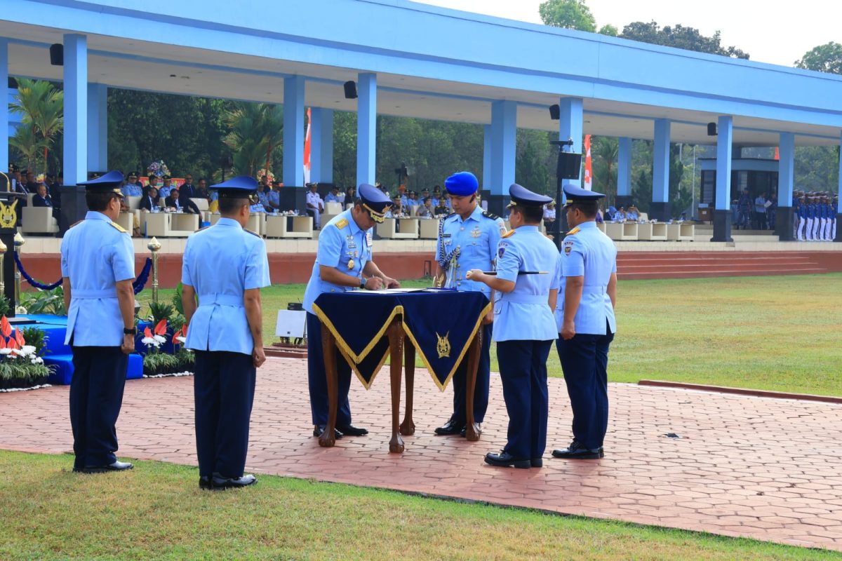 Marsda TNI Donald Kasenda Gubernur AAU resmi diserahterimakan dari Marsekal Muda (Marsda) Dr. Ir. Purwoko Aji Prabowo, M.M., MDS., kepada Marsda TNI Donald Kasenda, S.T., S.IP., M.M.