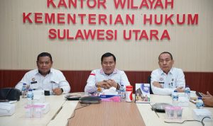 Kepala Kantor Wilayah Kementerian Hukum Sulawesi Utara (Kakanwil Kemenkum Sulut) Kurniaman Telaumbanua bersama Kadiv Peraturan Perundang-undangan dan Pembinaan Hukum (P3H) Apri Listiyanto, serta Kabid Administrasi Hukum Umum Hendrik Siahaya menerima kunjungan Kepala Pusat Strategi Kebijakan Pelayanan Hukum Hadiyanto dan Tim Verifikator dari Badan Strategi Kebijakan (BSK) Kemenkum, Rabu (27/8).