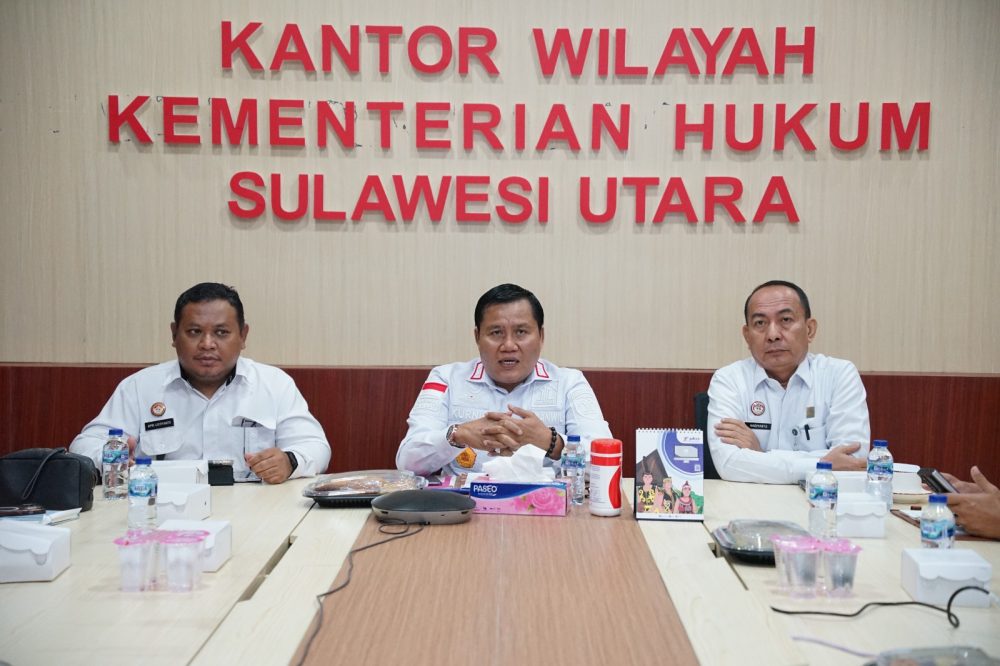 Kepala Kantor Wilayah Kementerian Hukum Sulawesi Utara (Kakanwil Kemenkum Sulut) Kurniaman Telaumbanua bersama Kadiv Peraturan Perundang-undangan dan Pembinaan Hukum (P3H) Apri Listiyanto, serta Kabid Administrasi Hukum Umum Hendrik Siahaya menerima kunjungan Kepala Pusat Strategi Kebijakan Pelayanan Hukum Hadiyanto dan Tim Verifikator dari Badan Strategi Kebijakan (BSK) Kemenkum, Rabu (27/8).