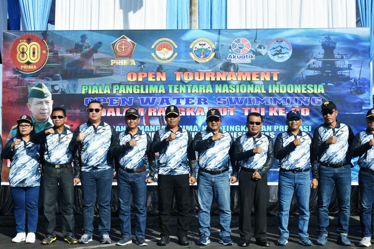 Pangdam XIII/Merdeka Mayjen TNI Suhardi menghadiri secara langsung kegiatan  Open Water Swimming Piala Panglima TNI  yang digelar di kawasan Pantai Megamas, Kota Manado, Minggu (21/9).