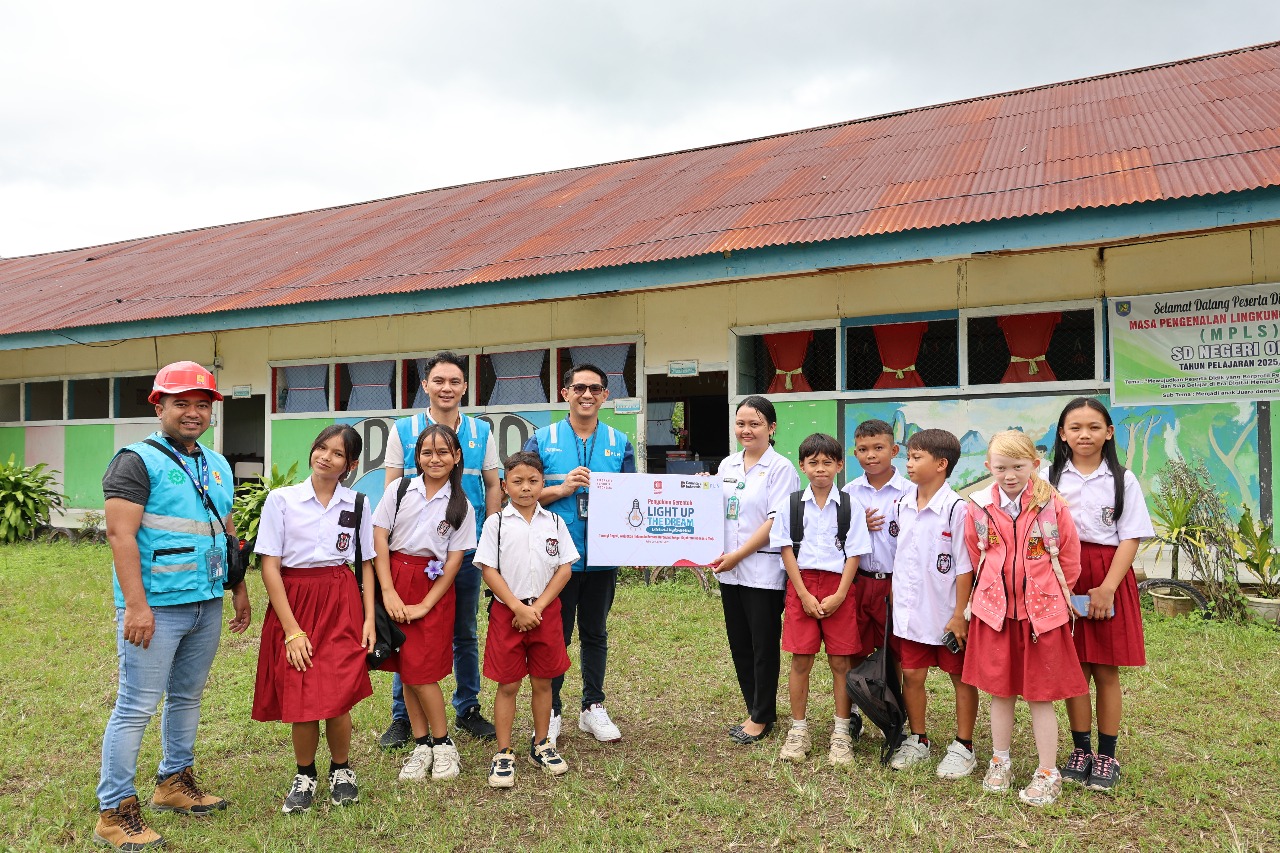 PLN Terangi SDN Oboy Bolmong dengan Listrik Gratis