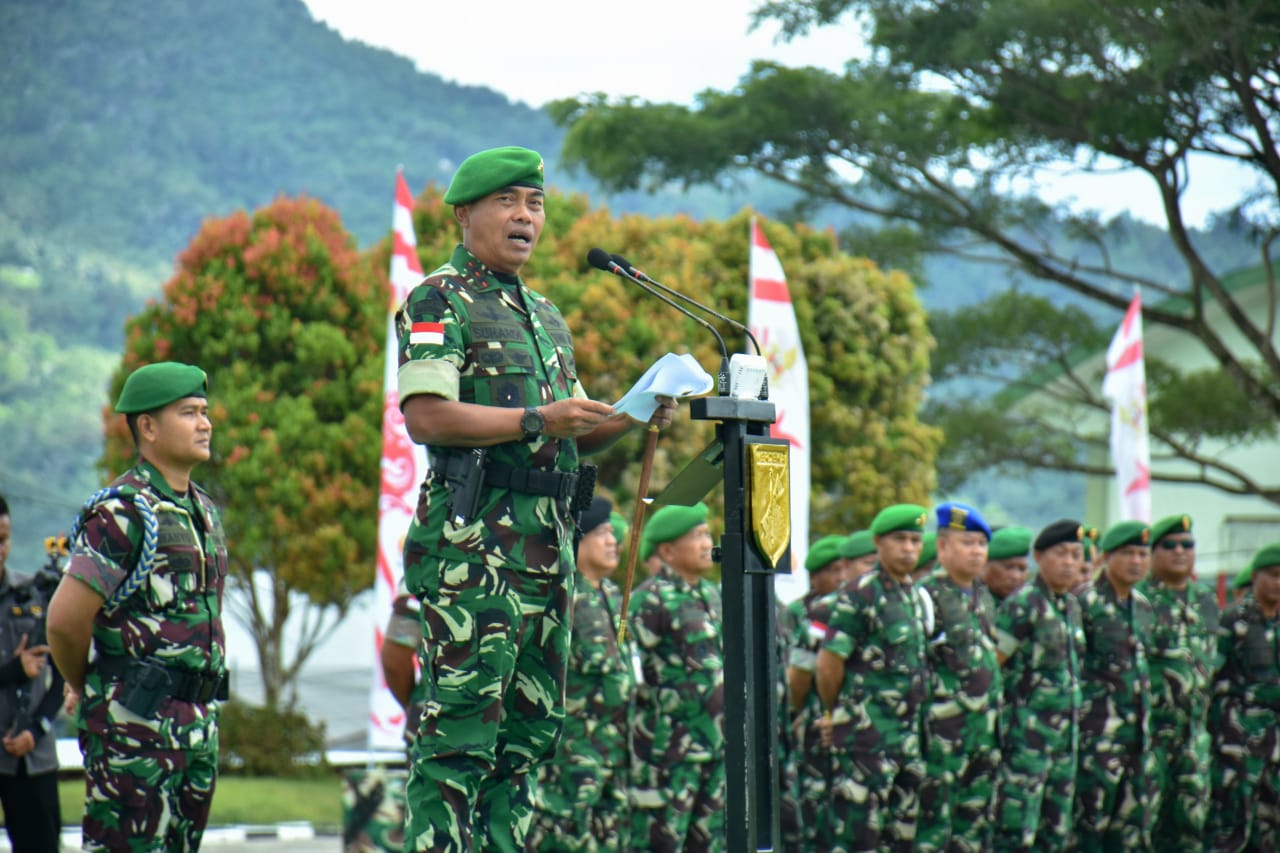 Pangdam XIII/Merdeka Mayjen TNI Suhardi bertindak sebagai Inspektur Upacara pada pembukaan Latihan Dasar Militer (Latsarmil) Komponen Cadangan (Komcad) Matra Darat Tahun 2025 yang digelar di Mako Rindam XIII/Merdeka, Tomohon, Sulawesi Utara, Senin (22/9).