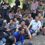 Personel Polresta Manado yang didukung Polda Sulawesi Utara (Sulut) mengamankan jalannya aksi unjuk rasa aliansi mahasiswa di depan kantor DPRD Provinsi Sulut, Kamis (4/9/2025).