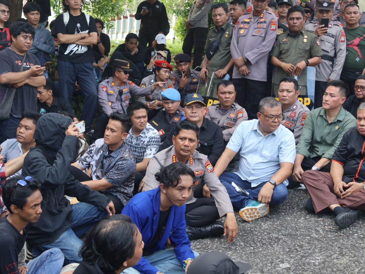 Personel Polresta Manado yang didukung Polda Sulawesi Utara (Sulut) mengamankan jalannya aksi unjuk rasa aliansi mahasiswa di depan kantor DPRD Provinsi Sulut, Kamis (4/9/2025).