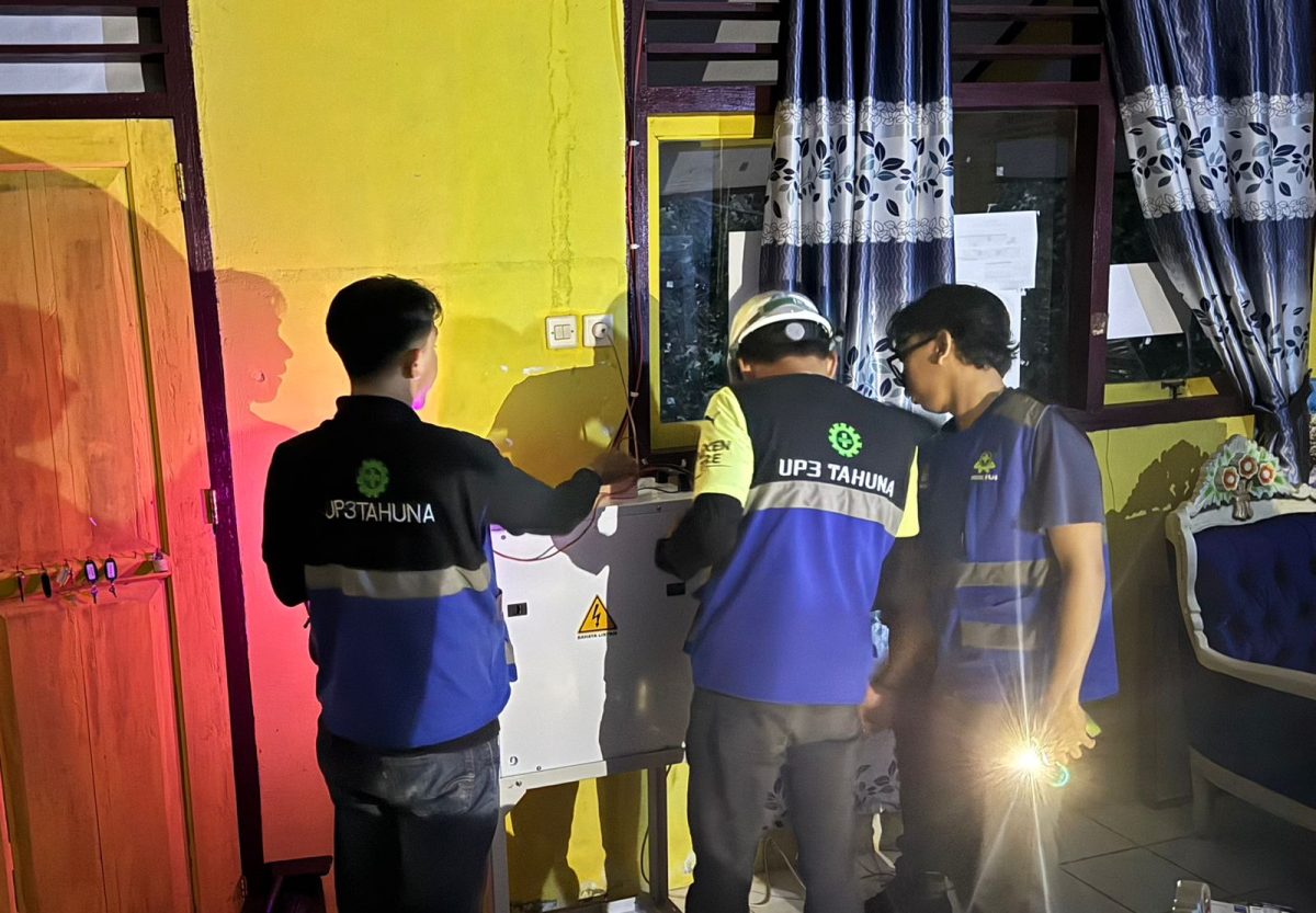 PLN Unit Pelaksana Pelayanan Pelanggan (UP3) Tahuna memasang Supersun di SMP Negeri 3 Satu Atap (Satap), Desa Beeng Laut, Kabupaten Kepulauan Sangihe.