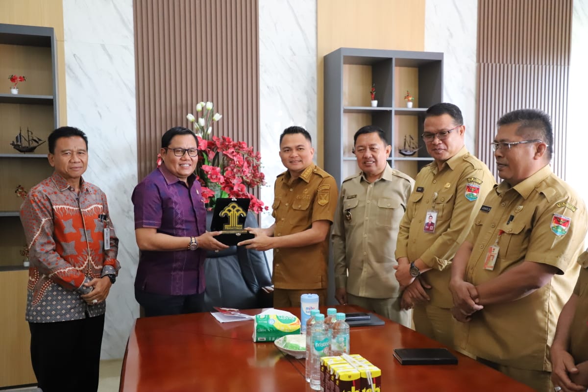 Kakanwil Kementerian Hukum  Sulawesi Utara, Kurniaman Telaumbanua, melakukan kunjungan kerja ke Kantor Bupati Minahasa Tenggara.