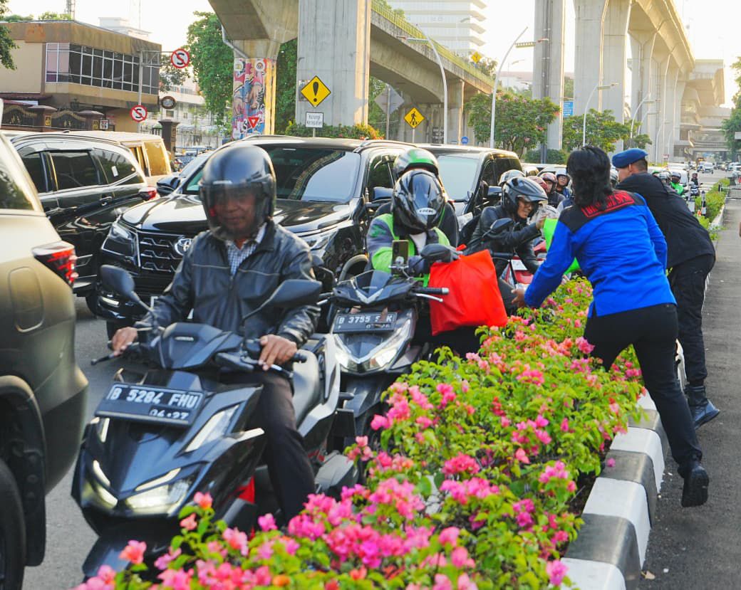 Konfederasi Serikat Pekerja Seluruh Indonesia (KSPSI) bersama Polri menggelar kegiatan bakti sosial dengan membagikan ratusan paket sembako kepada masyarakat yang membutuhkan.