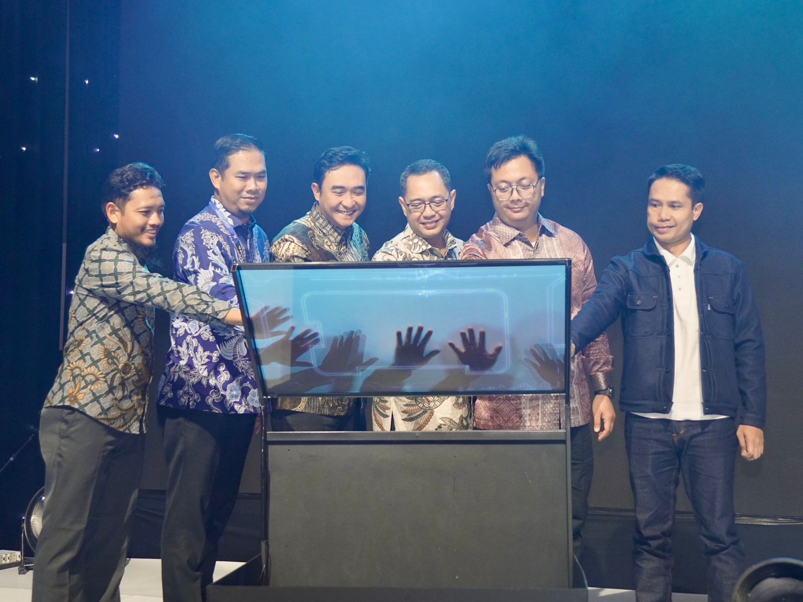 Prosesi Launching Home Charging Services (HCS) Ultima di Surabaya, Rabu (27/8) oleh Direktur Perencanaan dan Pengembangan PLN Icon Plus, Aditya Syarief Darmasetiawan (kedua dari kanan), General Manager PLN Unit Induk Distribusi Jawa Timur, Ahmad Mustaqir (kanan), ⁠Executive Vice President Penjualan dan Pelayanan Pelanggan Retail PLN, Daniel Lestanto (ketiga dari kanan), ⁠Direktur Operasi dan Pengembangan Usaha PLN Nusa Daya, Reny Wahyu Setiaswan (ketiga dari kiri), COO PT Amara Tujuh Perjuangan (Seven Events), Agus Riyadi (kedua dari kiri), dan ⁠Vice President Niaga dan Pemasaran PLN ES, Agung Fajar Santosa (kiri).