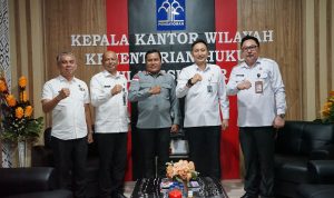 Kepala Kantor Wilayah Kementerian Hukum (Kemenkum) Sulawesi Utara, Kurniaman Telaumbanua, menerima kunjungan Kepala Kantor Wilayah Direktorat Jenderal Imigrasi (Ditjen Imigrasi) Sulawesi Utara, Ramdhani, di ruang kerjanya pada Selasa (30/9).