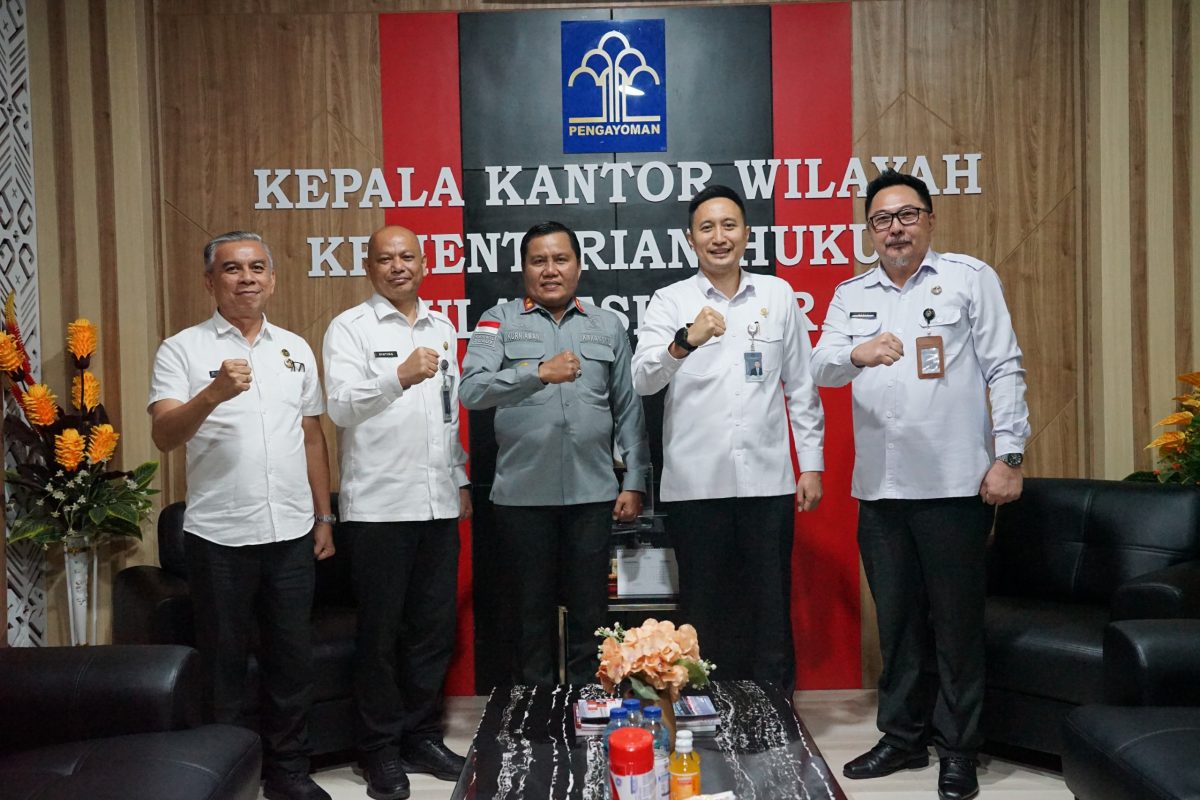 Kepala Kantor Wilayah Kementerian Hukum (Kemenkum) Sulawesi Utara, Kurniaman Telaumbanua, menerima kunjungan Kepala Kantor Wilayah Direktorat Jenderal Imigrasi (Ditjen Imigrasi) Sulawesi Utara, Ramdhani, di ruang kerjanya pada Selasa (30/9).