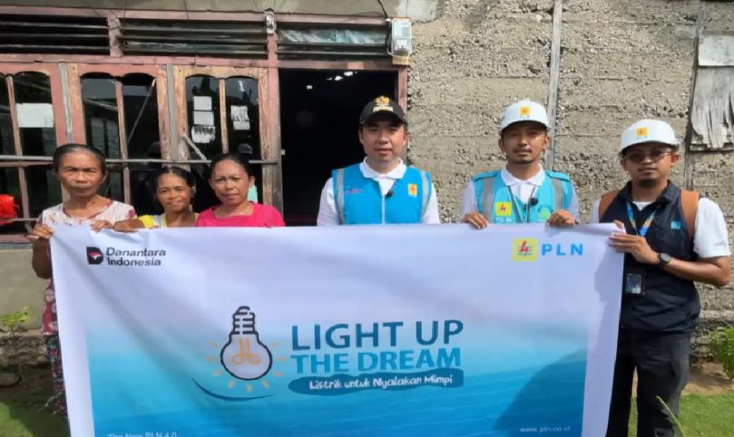 PLN Unit Pelaksana Pelayanan Pelanggan (UP3) Tahuna resmi melakukan penyambungan listrik gratis melalui program Light Up The Dream, Kamis (26/6) untuk 19 keluarga kurang mampu di Desa Lipang, Kabupaten Kepulauan Sangihe.