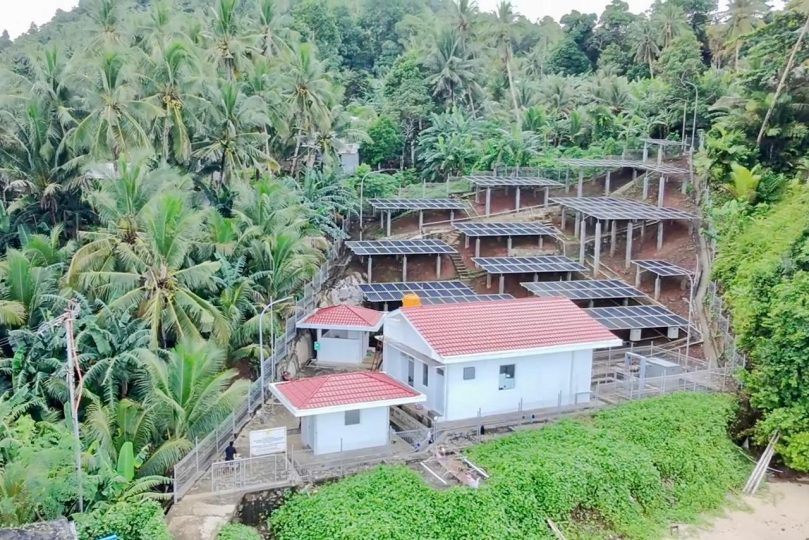 Kabupaten Kepulauan Sangihe, Sulawesi Utara, dua pulau kecil Lipang dan Laotongan dahulu hanya mengenal malam sebagai gelap yang nyaris abadi.