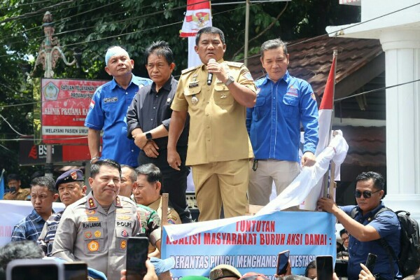 Sejumlah elemen buruh dan masyarakat Sulawesi Utara menggelar aksi unjuk rasa damai di depan Kantor Gubernur Sulut, Selasa (2/9/2025) siang.