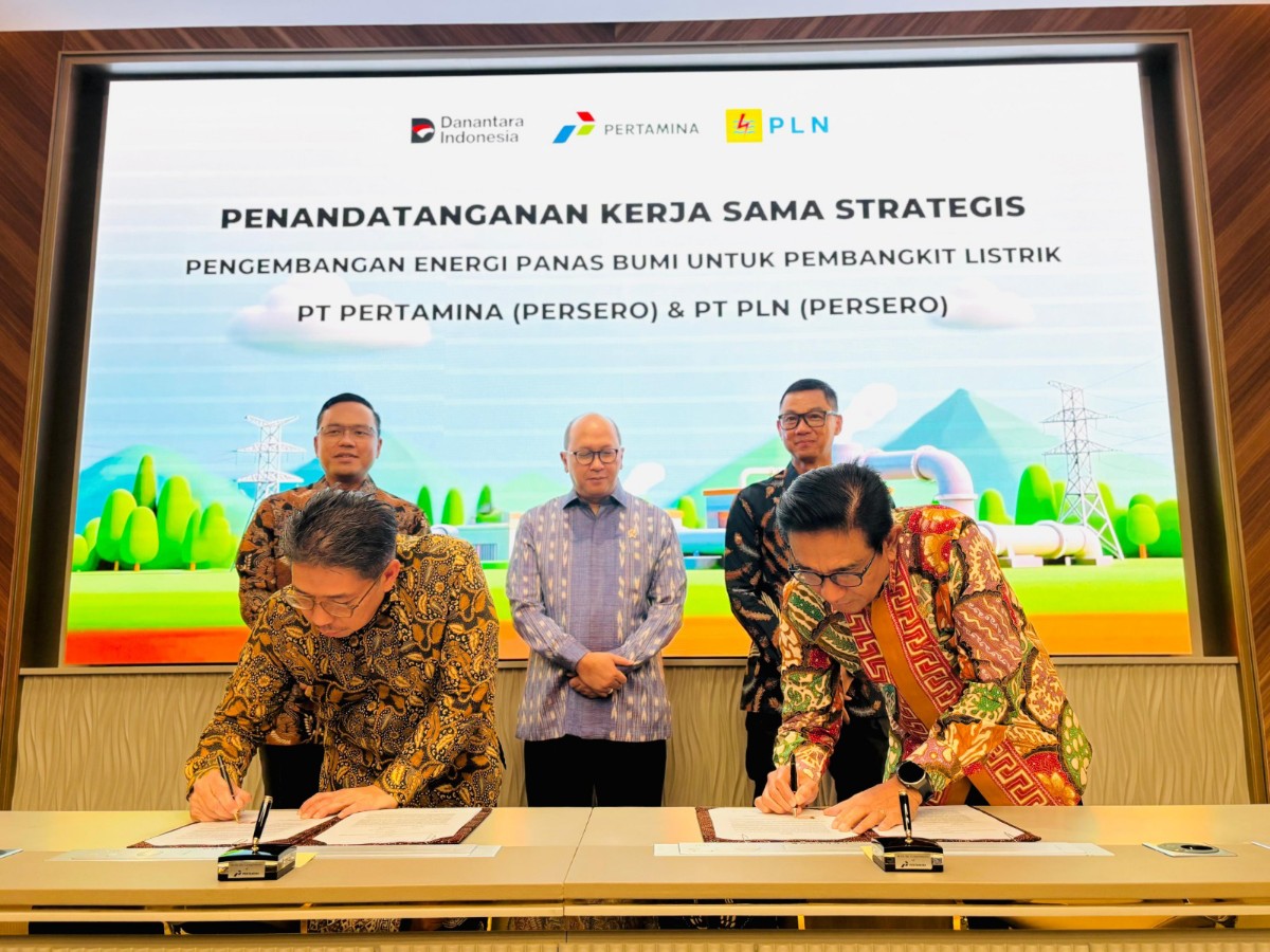 PT PLN (Persero) bersama PT Pertamina (Persero) menandatangani _Memorandum of Understanding_ (MoU) dan _Head of Agreement_ (HoA) pengembangan energi panas bumi untuk pembangkit listrik dengan total kapasitas mencapai 530 megawatt (MW) yang tersebar di 19 proyek pada Selasa, (5/8) di Jakarta.