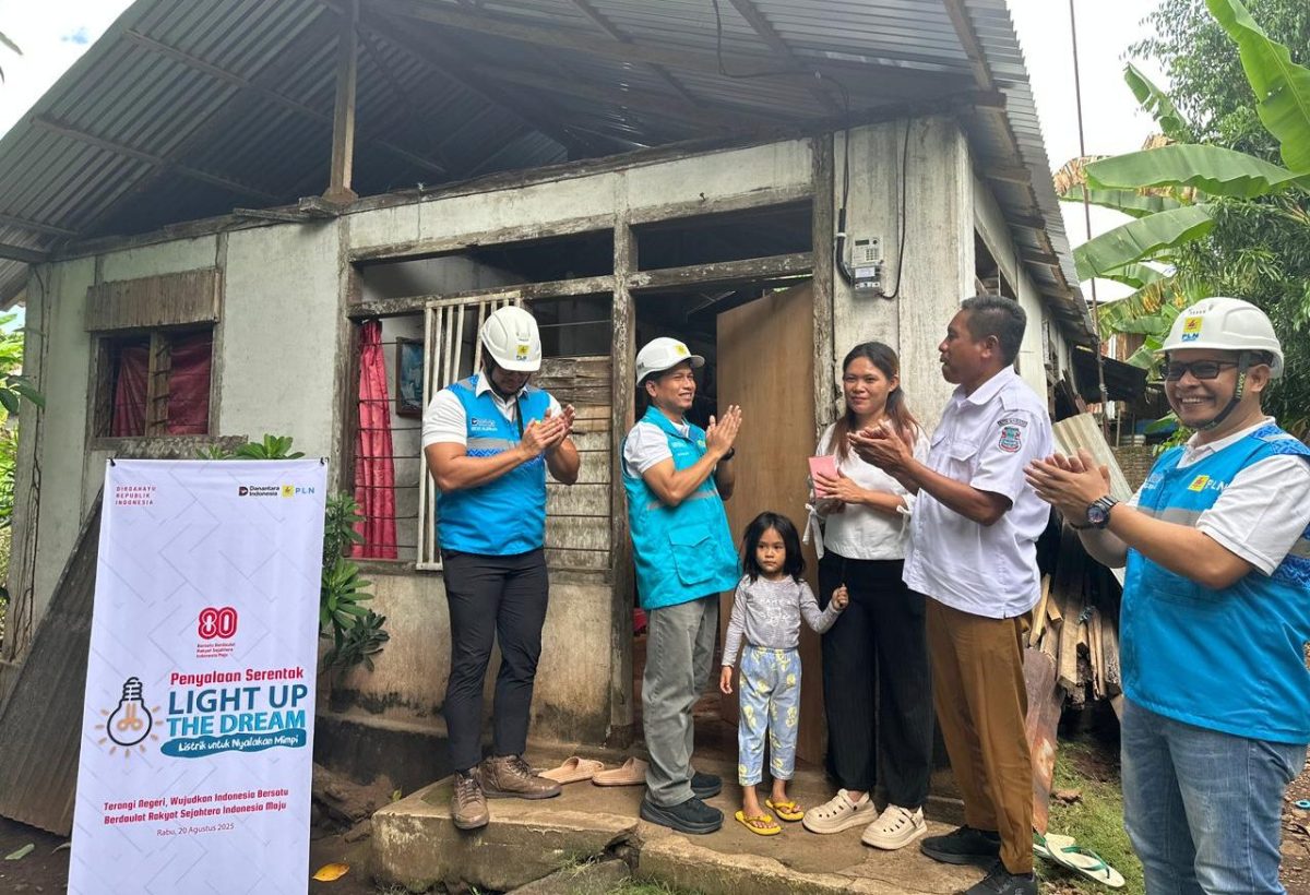 PT PLN (Persero) terus membuktikan komitmennya untuk melistriki seluruh penjuru negeri melalui program Light Up The Dream.