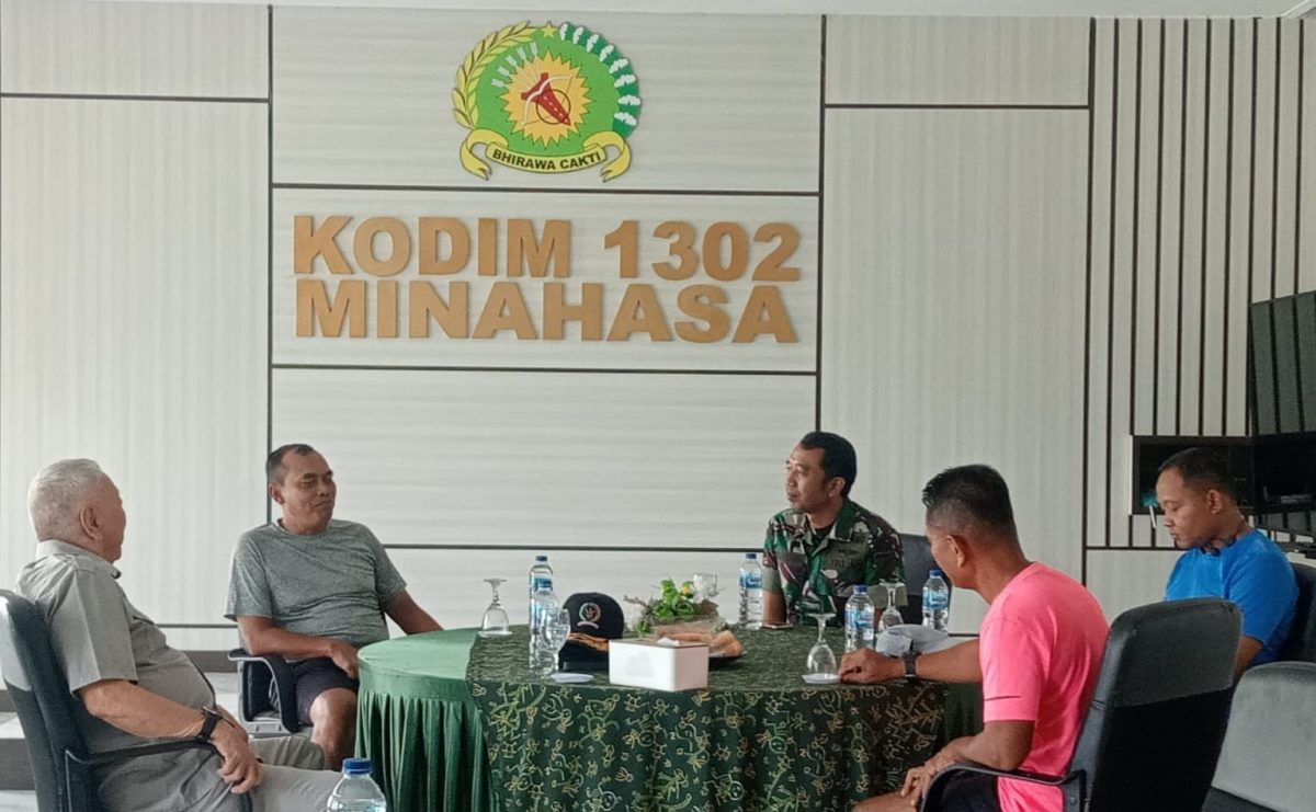 Pangdam XIII/Merdeka Mayjen TNI Suhardi, melaksanakan kegiatan Komunikasi Sosial (Komsos) bersama tokoh masyarakat Brigjen TNI (Purn) Rudolf Samuel Warouw dan tokoh agama Pastor RP. Ibrahim Riberu, OCD.,di Aula Darmawangsa Makodim 1302/Minahasa Kamis (4/9/2025) pagi.