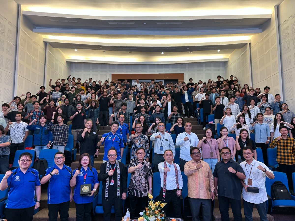 Direktur Manajemen Pembangkitan PLN, Rizal Calvary Marimbo, dalam kuliah umum bertajuk “Menggali Potensi Diri Menuju Kesuksesan Kelistrikan Sulawesi Utara” di Auditorium Fakultas Teknik Universitas Sam Ratulangi (Unsrat), Manado.