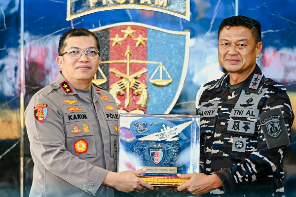 Divpropam Polri menerima kunjungan silaturahmi dari Komandan Pusat Polisi Militer Angkatan Laut (Danpuspomal) Mayjen TNI (Mar) Harry Indarto, S.E., M.M. beserta rombongan, dalam suasana penuh keakraban dan kebersamaan.