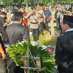 Kapolda Sulawesi Utara Irjen Pol Roycke Harry Langie mendampingi Gubernur Sulawesi Utara Yulius Selvanus dan Wakil Gubernur Victor Mailangkay melakukan ziarah ke makam para mantan Gubernur Sulut di Taman Makam Pahlawan (TMP) Kalibata, Jakarta, Rabu (10/9/2025).