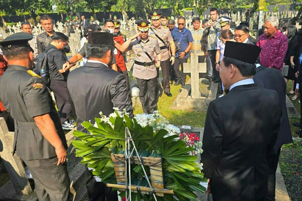 Kapolda Sulawesi Utara Irjen Pol Roycke Harry Langie mendampingi Gubernur Sulawesi Utara Yulius Selvanus dan Wakil Gubernur Victor Mailangkay melakukan ziarah ke makam para mantan Gubernur Sulut di Taman Makam Pahlawan (TMP) Kalibata, Jakarta, Rabu (10/9/2025).