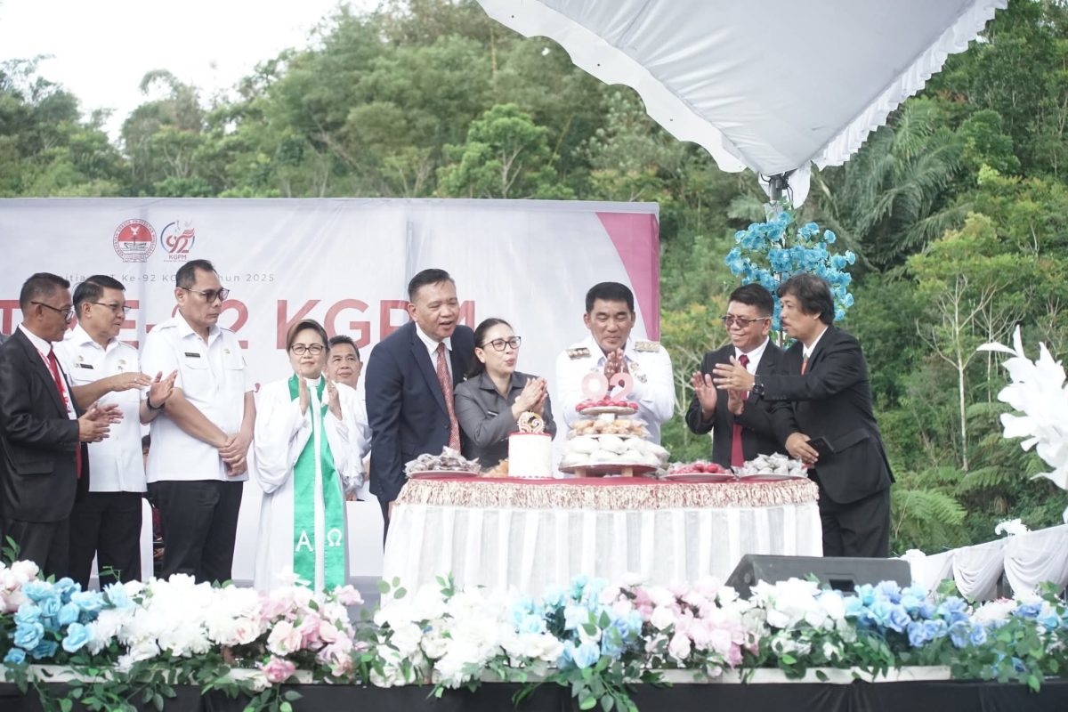 Vanda Sarundajang Wakil Bupati Minahasa, Pnt. Vanda Sarundajang, S.S., selaku Ketua Majelis Pertimbangan Kerapatan Gereja Protestan Minahasa (KGPM), mendampingi Gubernur Sulawesi Utara, Mayjen TNI (Purn) Yulius Selvanus, S.E., dalam Ibadah Agung memperingati HUT ke-92 KGPM, yang digelar di Stadion Dr. Sam Ratulangi (Dr. Sinyo Harry Sarundajang), Rabu (29/10/2025).