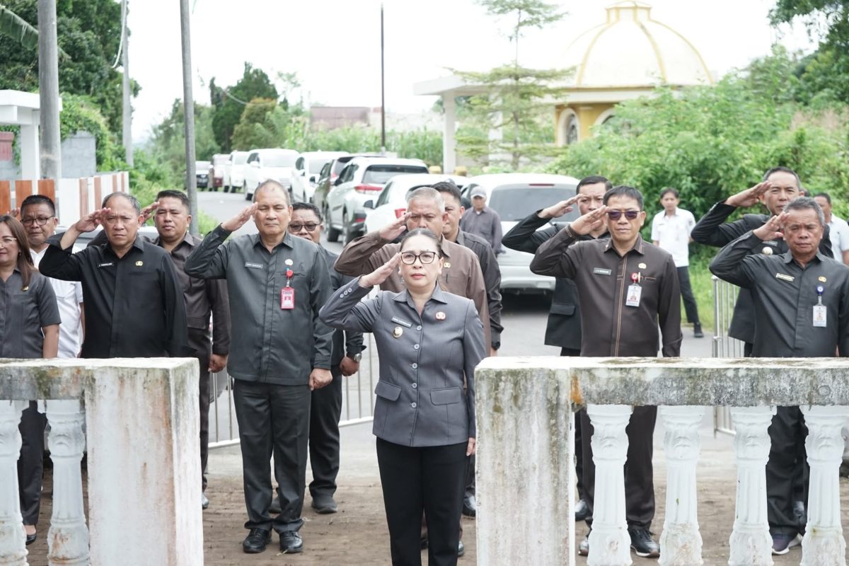 Wakil Bupati Minahasa Vanda Sarundajang, SS, bertindak sebagai Inspektur Upacara dalam kegiatan khidmat yang bertujuan mengenang dan menghargai jasa para pemimpin terdahulu. Rabu (29/10/25).