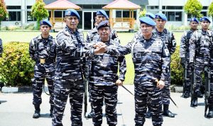 Komandan Komando Daerah Angkatan Laut (Dankodaeral) VIII, Laksda TNI Dery Triesananto Suhendi, S.E., M.Tr.Opsla., memimpin upacara serah terima jabatan (Sertijab) Komandan Polisi Militer (Danpom) Kodaeral VIII yang berlangsung di Lapangan Apel Denma Mako Kodaeral VIII, Selasa (30/9).
